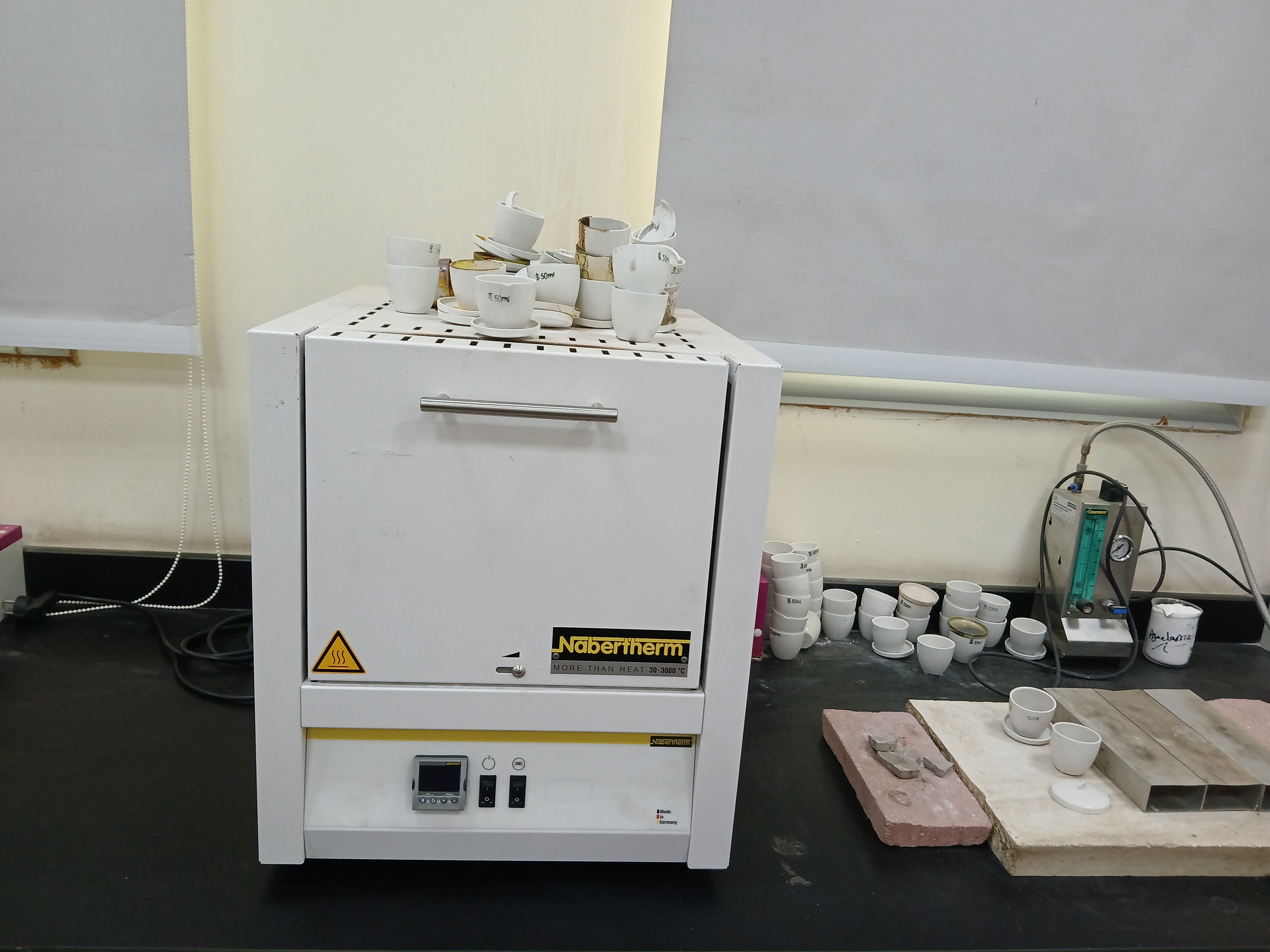 Muffle furnace (up to 1100 oC)